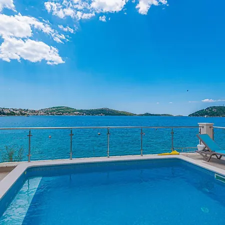 Stunning In Zatoglav With Wifi Feriehus