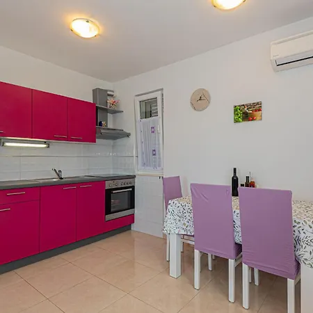 Stunning In Zatoglav With Wifi Feriehus *