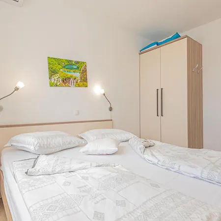 Feriehus Stunning In Zatoglav With Wifi Ražanj