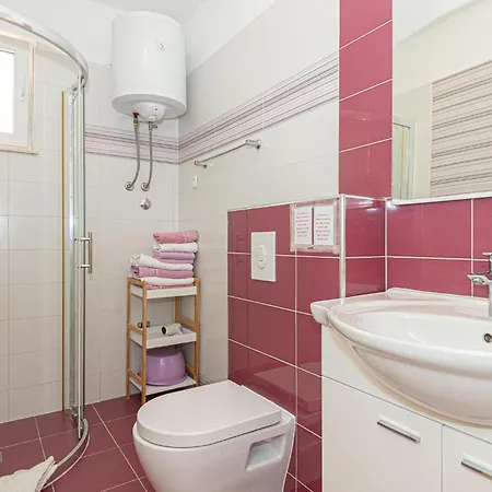 Stunning In Zatoglav With Wifi Semesterbostad