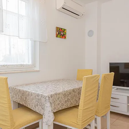 Stunning In Zatoglav With Wifi Feriehus *