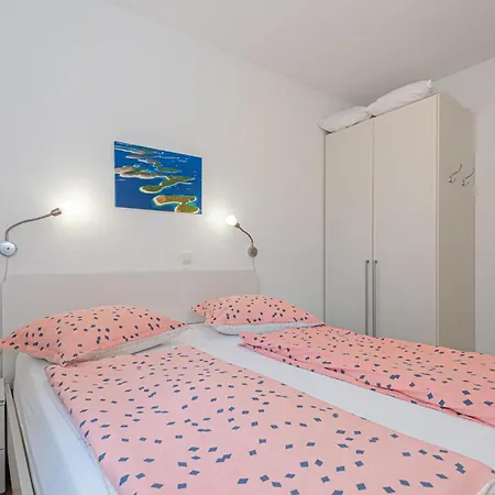 Stunning In Zatoglav With Wifi Feriehus