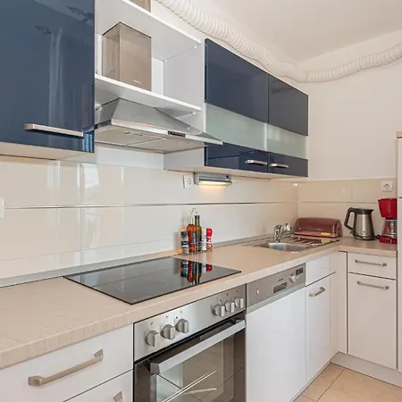 Stunning In Zatoglav With Wifi Feriehus *