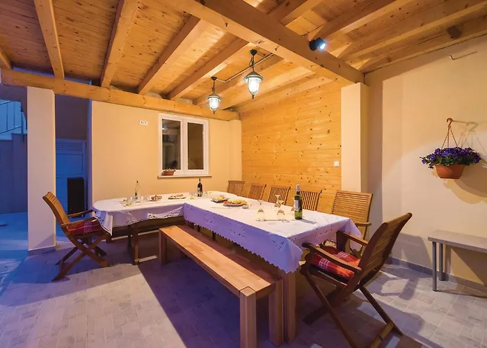 Сasa de vacaciones Stunning In Zatoglav With Wifi