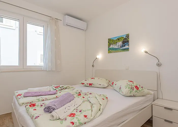 Stunning In Zatoglav With Wifi * Ražanj