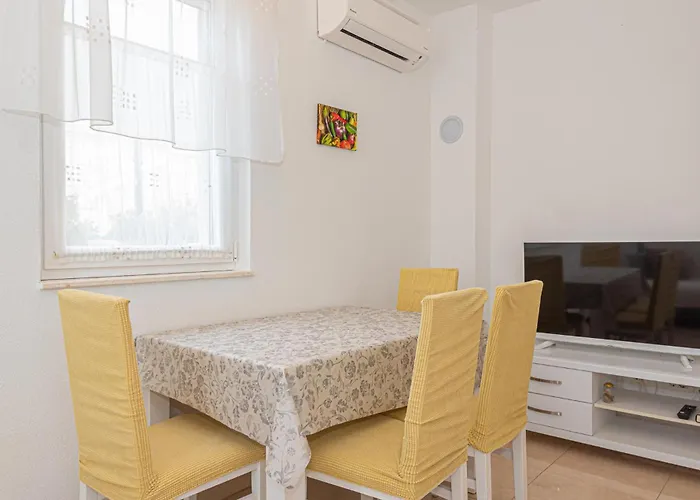 Stunning In Zatoglav With Wifi 펜션 *